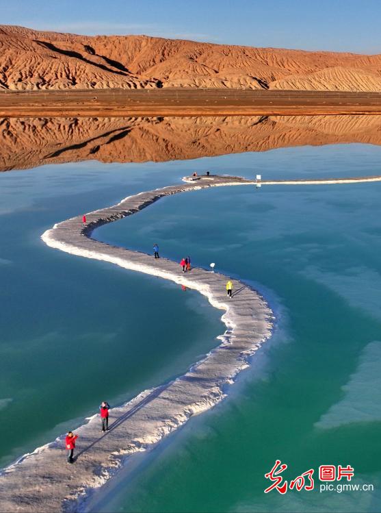 Emerald Lake scenery charms visitors in NW China's Qinghai