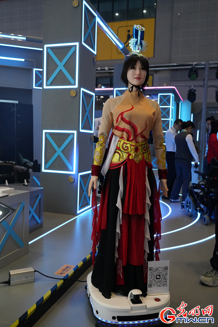 A visit to AI area at 7th CIIE in E China's Shanghai