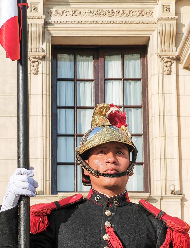 Xi attends welcome ceremony hosted by Peruvian President Boluarte