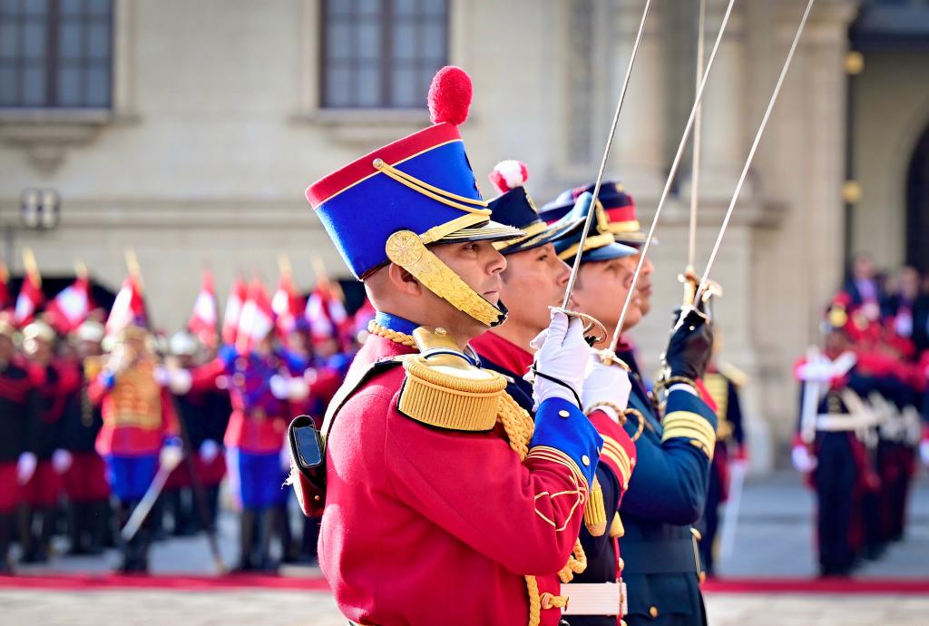 Xi attends welcome ceremony hosted by Peruvian President Boluarte