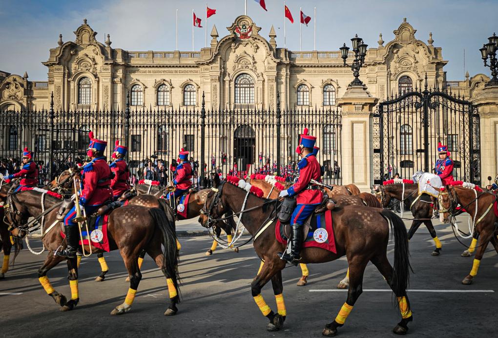 Xi attends welcome ceremony hosted by Peruvian President Boluarte