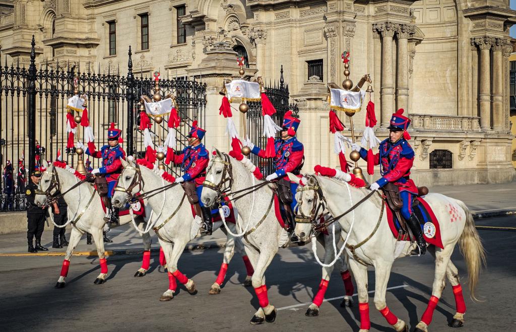 Xi attends welcome ceremony hosted by Peruvian President Boluarte