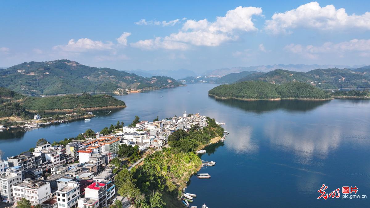 In pics: Wenfeng Lake in SW China's Guizhou