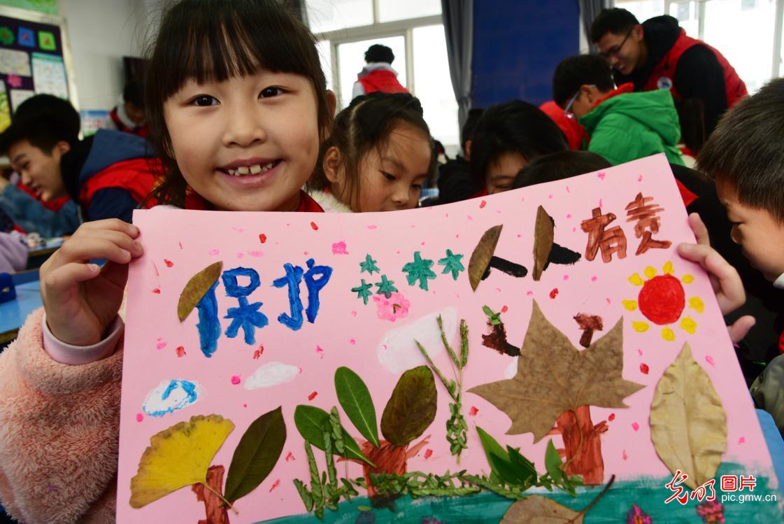 Studnets make creative paintings with fallen leaves in E China's Jiangsu