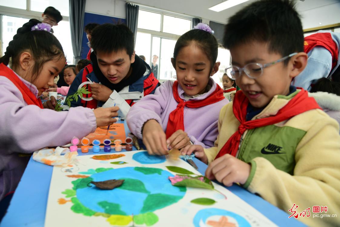 Studnets make creative paintings with fallen leaves in E China's Jiangsu