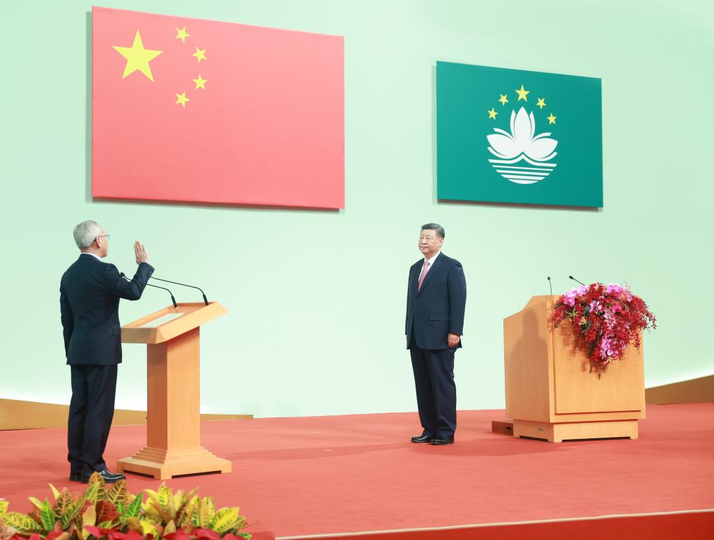 Xi administers oath of office to Macao's new chief executive