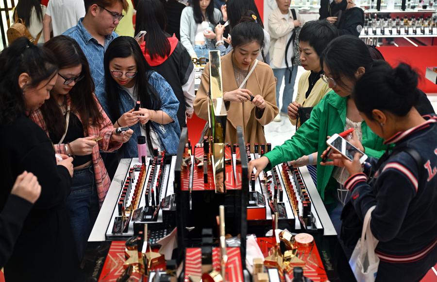 Economy&Life | China vows efforts to boost consumption