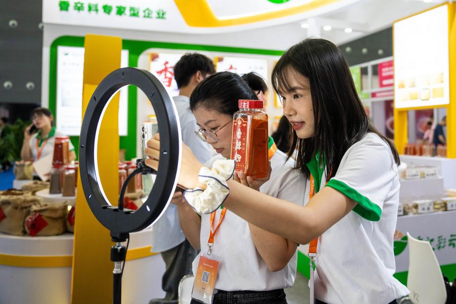 Economy&Life | China vows efforts to boost consumption