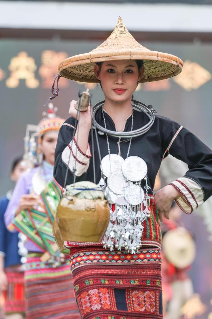 HainanOutlook | Ethnic fashion show displays the speical cultural charm in Wuzhishan in S China's Hainan