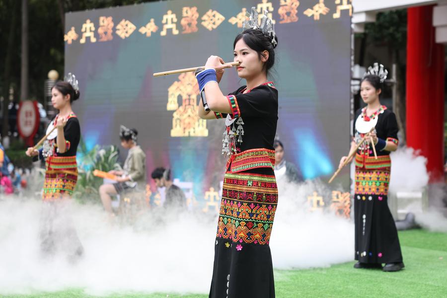 HainanOutlook | Ethnic fashion show displays the speical cultural charm in Wuzhishan in S China's Hainan