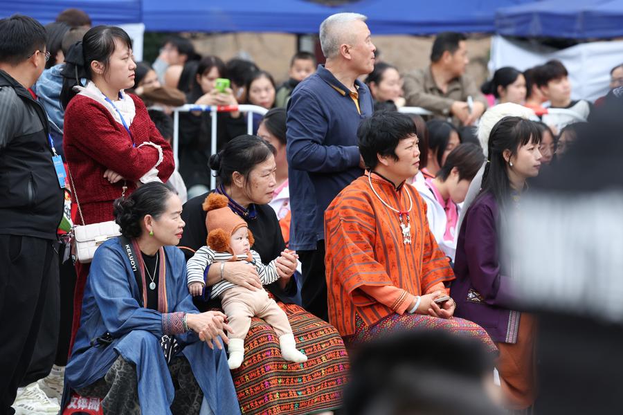 HainanOutlook | Ethnic fashion show displays the speical cultural charm in Wuzhishan in S China's Hainan