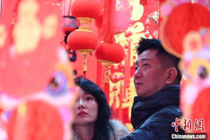 Citizens in preparation for coming Spring Festival in E China’s Anhui Province