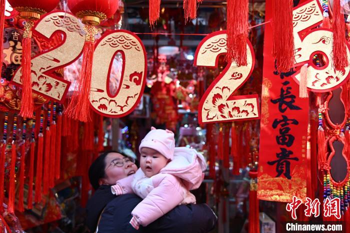 Citizens in preparation for coming Spring Festival in E China’s Anhui Province