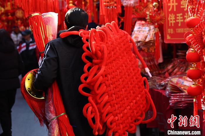 Citizens in preparation for coming Spring Festival in E China’s Anhui Province