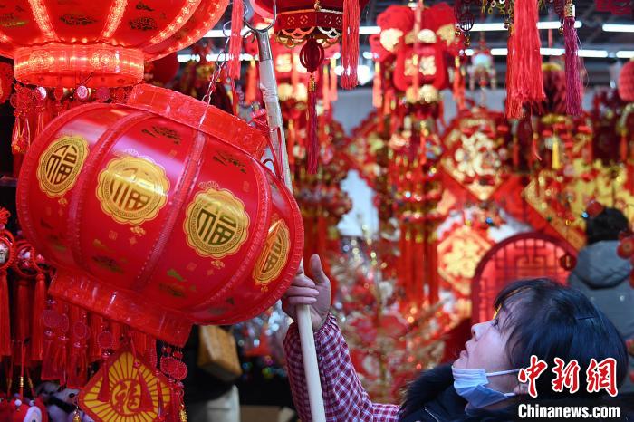 Citizens in preparation for coming Spring Festival in E China’s Anhui Province