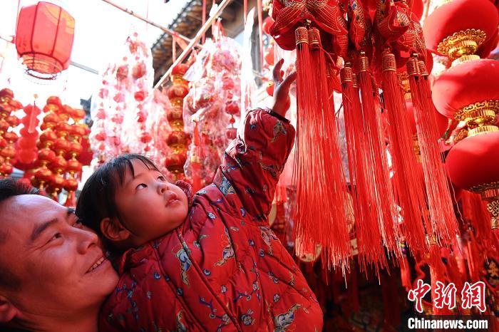 Citizens in preparation for coming Spring Festival in E China’s Anhui Province