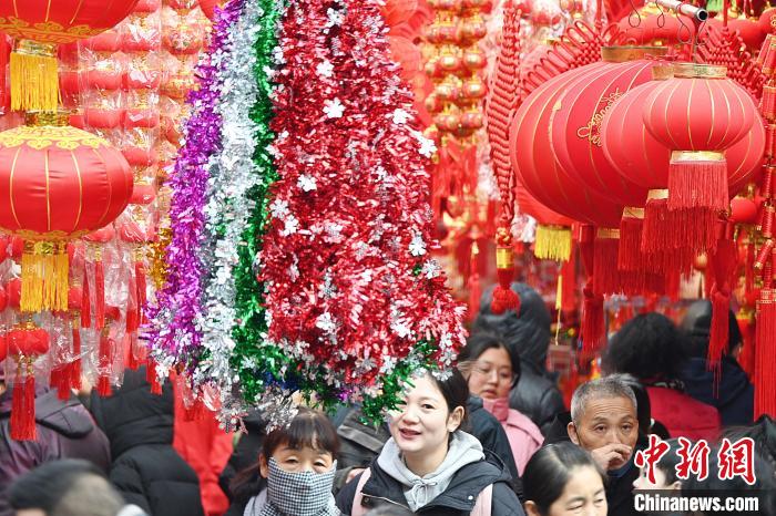 Citizens in preparation for coming Spring Festival in E China’s Anhui Province