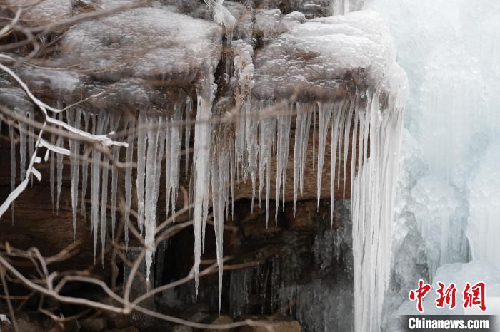 Tourists enjoy winter scenery in C China’s Henan Province