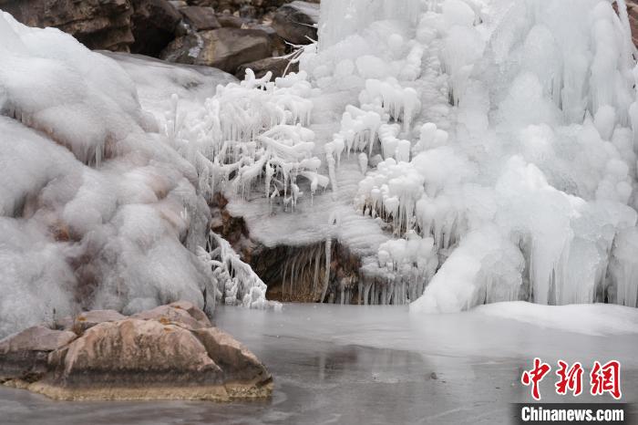 Tourists enjoy winter scenery in C China’s Henan Province