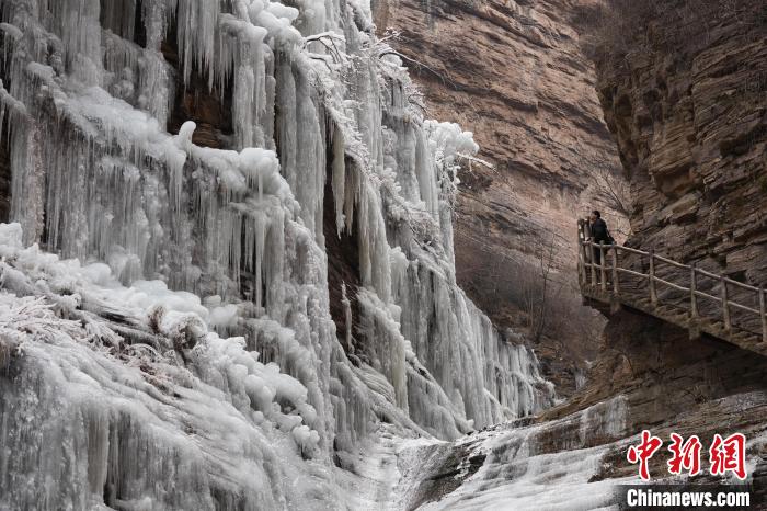 Tourists enjoy winter scenery in C China’s Henan Province