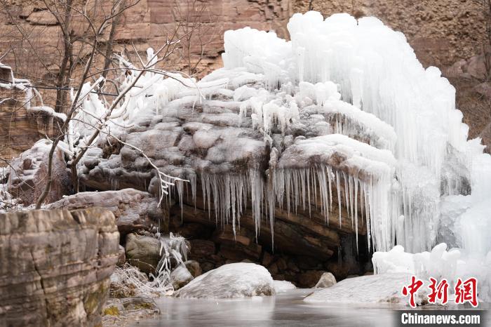 Tourists enjoy winter scenery in C China’s Henan Province