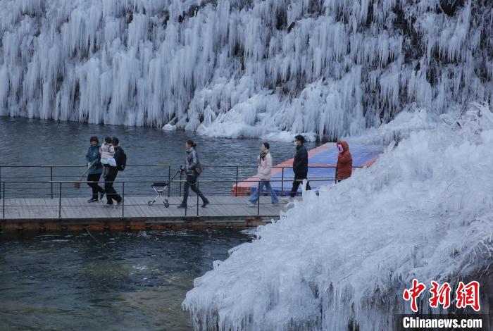 Tourists enjoy winter scenery in C China’s Henan Province