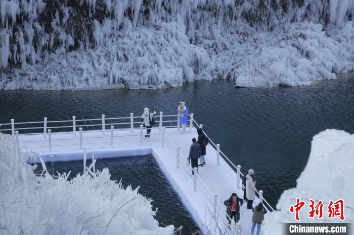 Tourists enjoy winter scenery in C China’s Henan Province