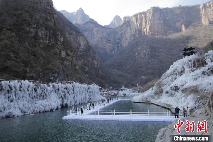 Tourists enjoy winter scenery in C China’s Henan Province