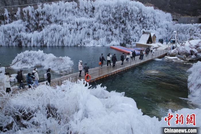 Tourists enjoy winter scenery in C China’s Henan Province