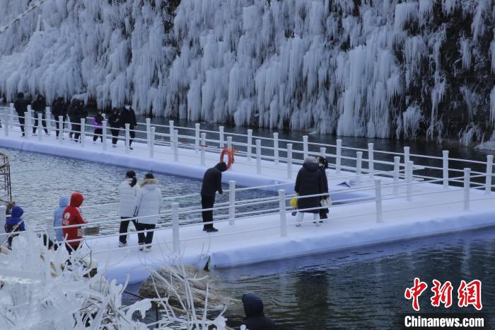 Tourists enjoy winter scenery in C China’s Henan Province