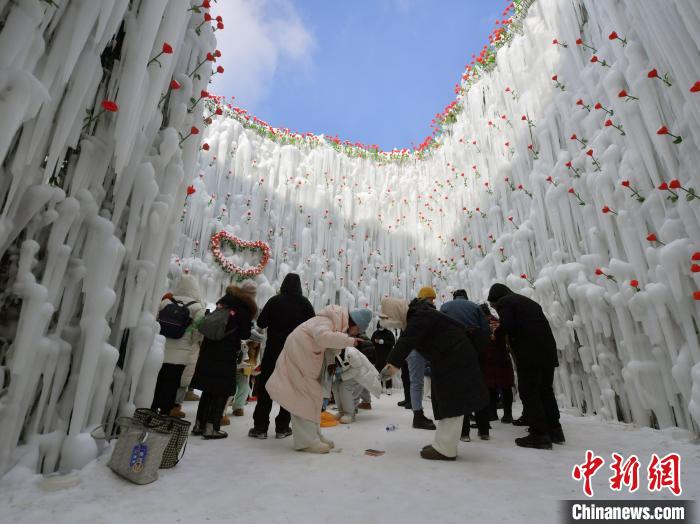 “LOVE Ice Rose” attracts tourists in NE China’s Jilin Province