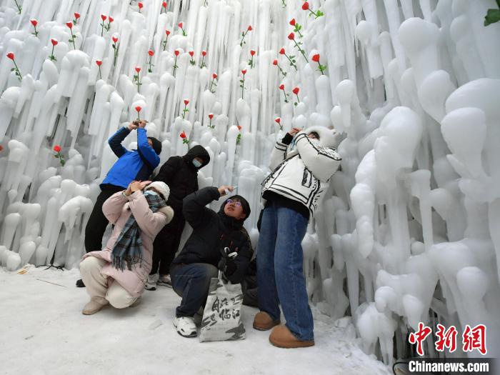 “LOVE Ice Rose” attracts tourists in NE China’s Jilin Province