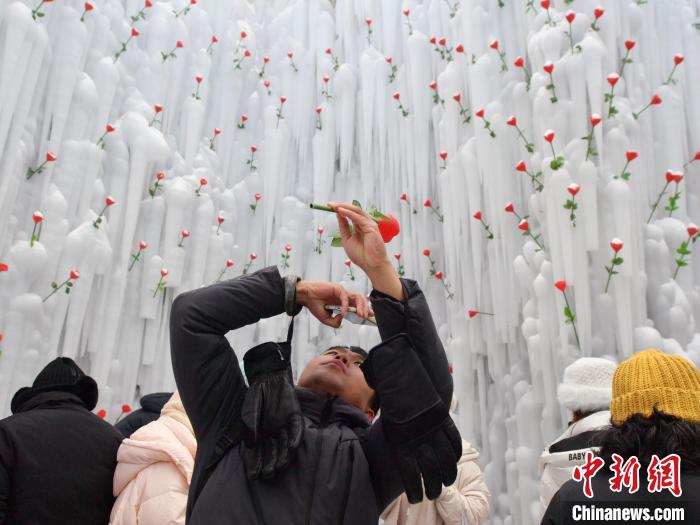 “LOVE Ice Rose” attracts tourists in NE China’s Jilin Province