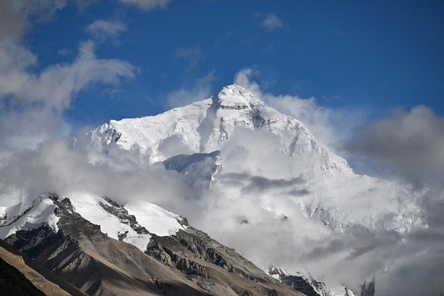 Mount Qomolangma's foreign tourist number doubles in 2024