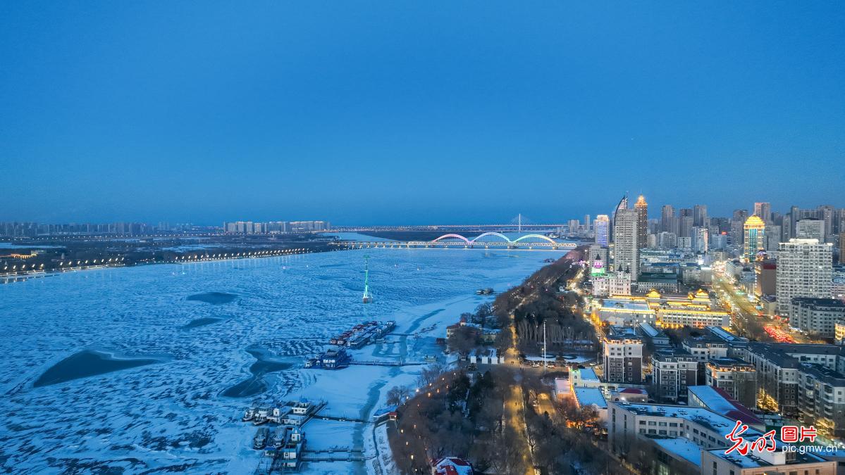 Picturesque winter scenery along the Songhua Riverside