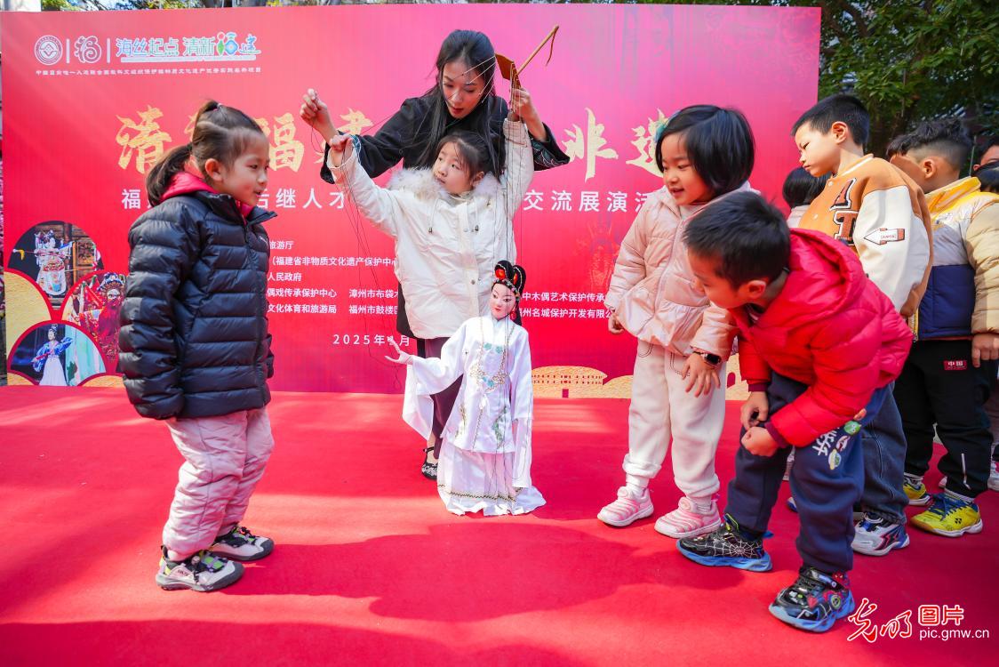 Puppet show ushers in the Spring Festival