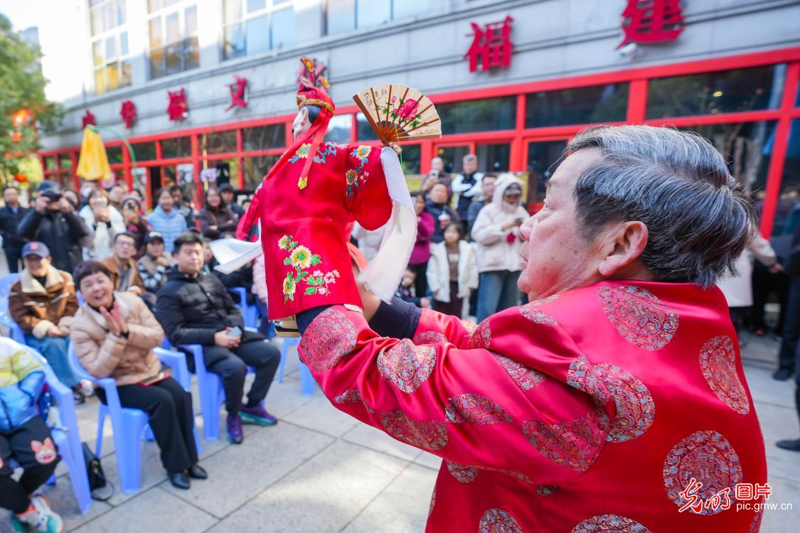 Puppet show ushers in the Spring Festival