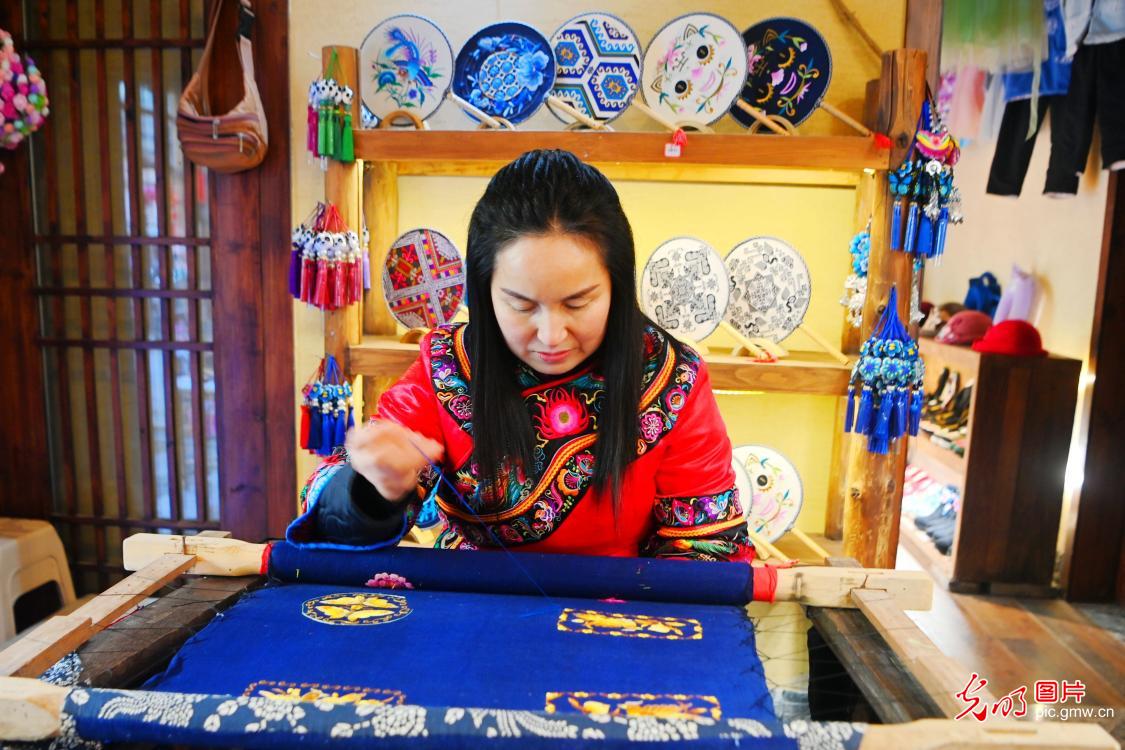 Youzhou Miao embroidery: colorful threads weaving heritage