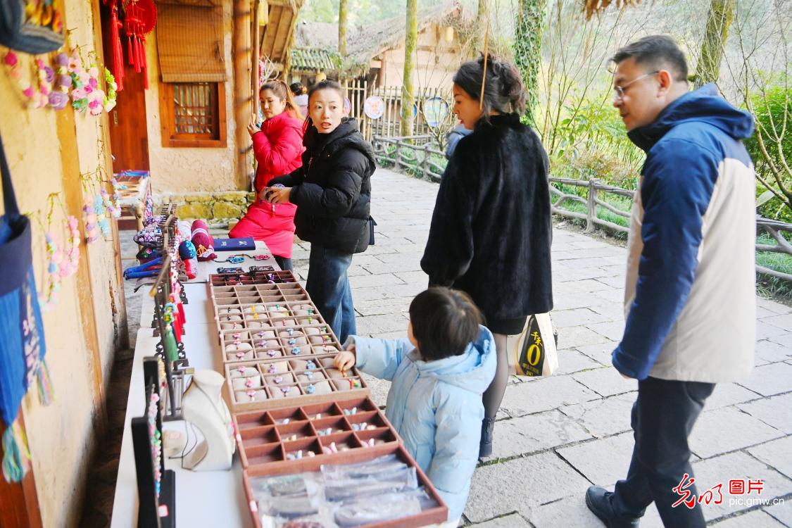 Youzhou Miao embroidery: colorful threads weaving heritage