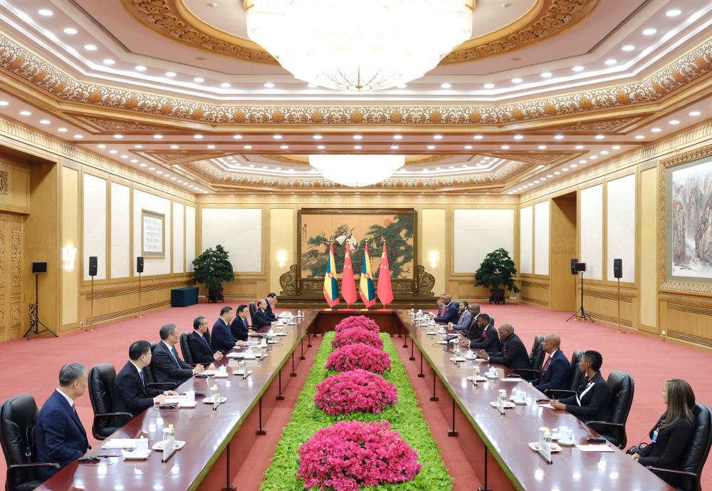 Xi meets Grenadian PM, calls for advancing bilateral ties