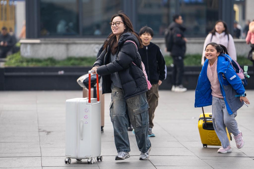 InPics: China's Spring Festival travel rush highlights more than speed and efficiency