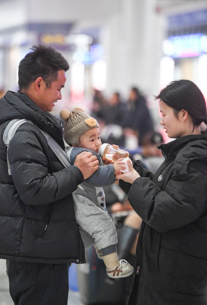 InPics: China's Spring Festival travel rush highlights more than speed and efficiency