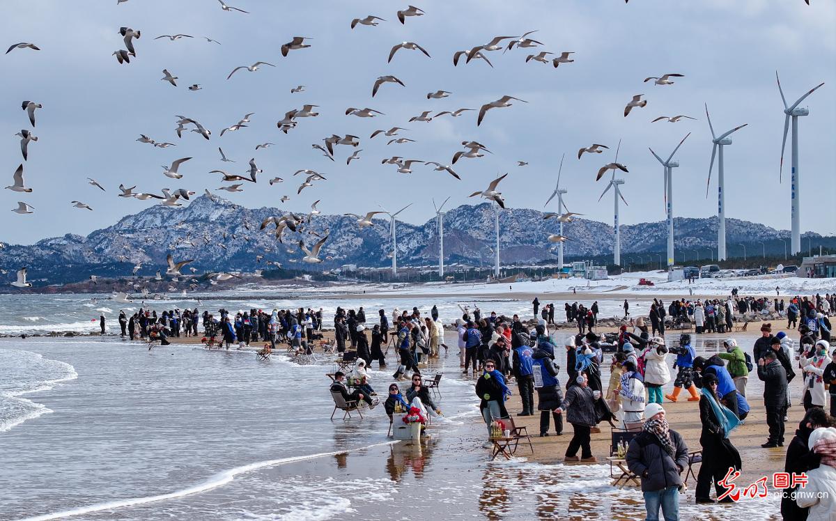 Tourists enjoy winter coast in E China's Shandong