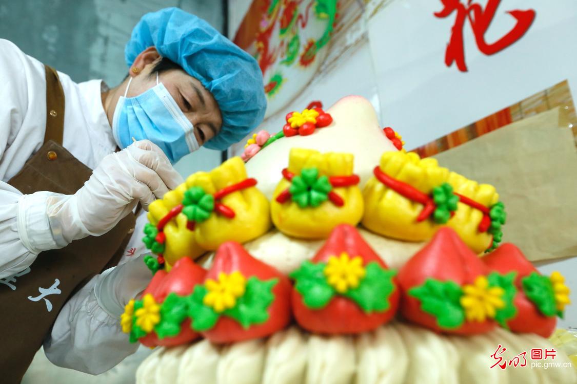 Making festive flower-shaped steamed buns to welcome Spring Festival