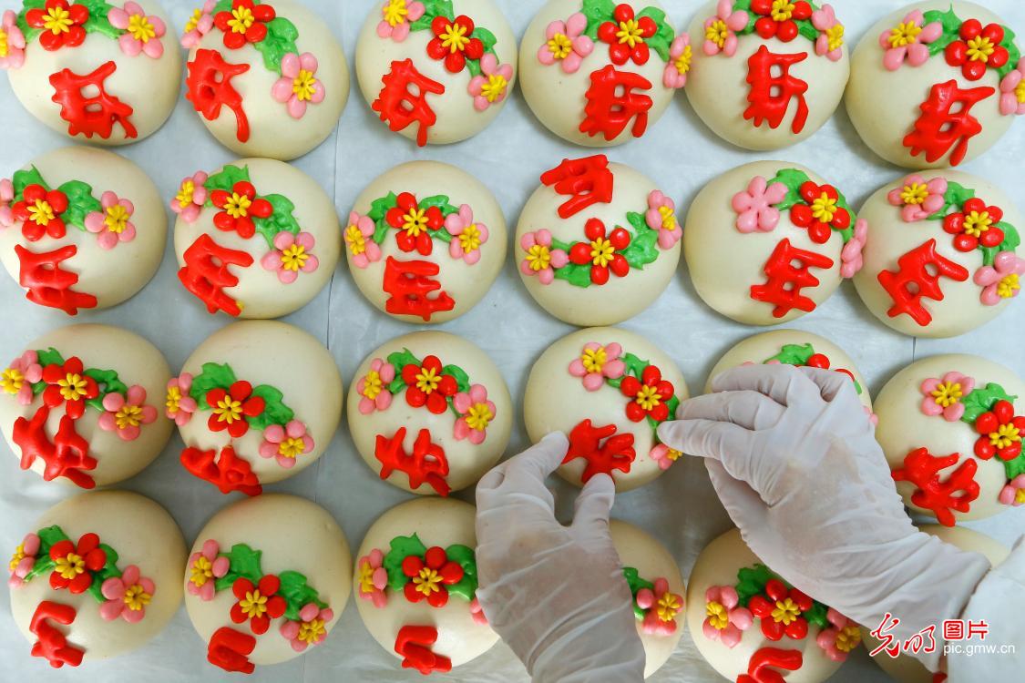 Making festive flower-shaped steamed buns to welcome Spring Festival