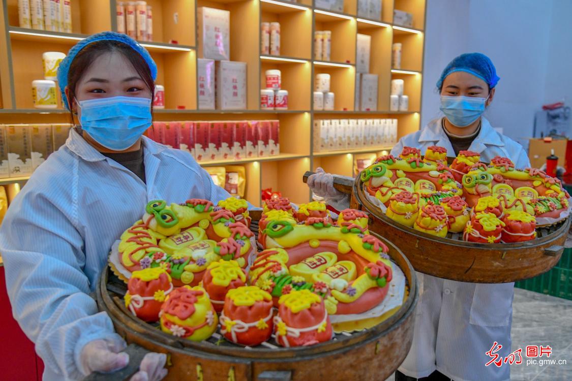 Making festive flower-shaped steamed buns to welcome Spring Festival