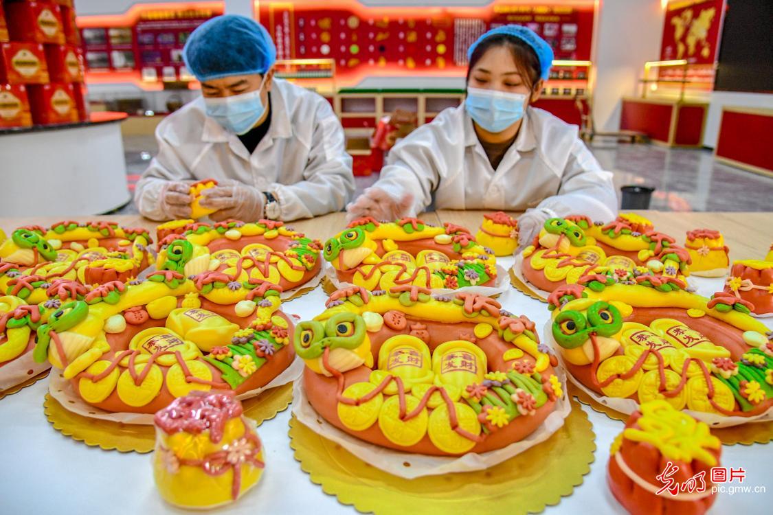 Making festive flower-shaped steamed buns to welcome Spring Festival