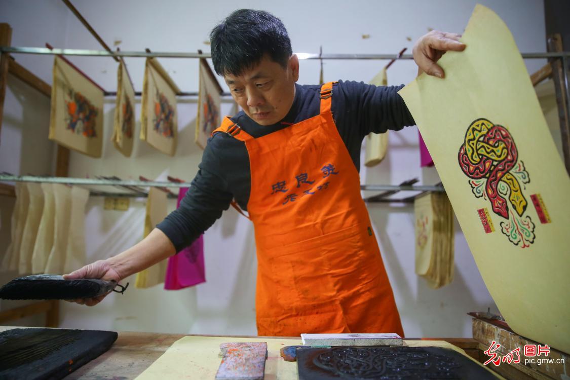 Longhui, central China’s Hunan province: busy printing of Tantou woodblock New Year paintings