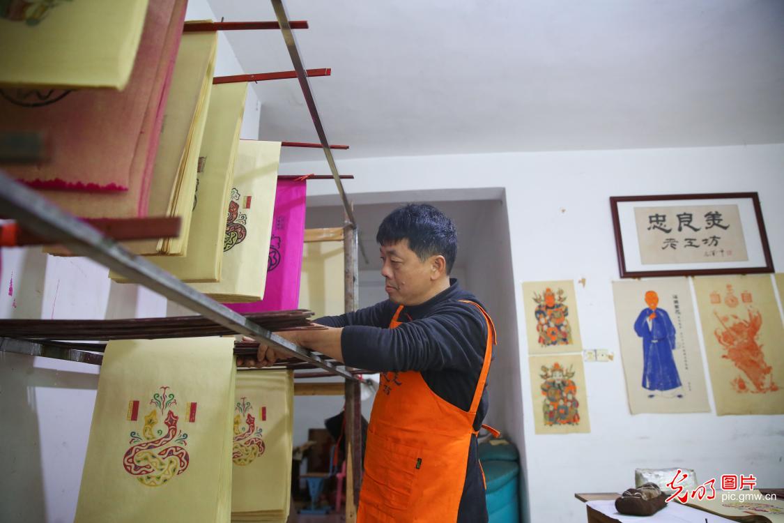 Longhui, central China’s Hunan province: busy printing of Tantou woodblock New Year paintings