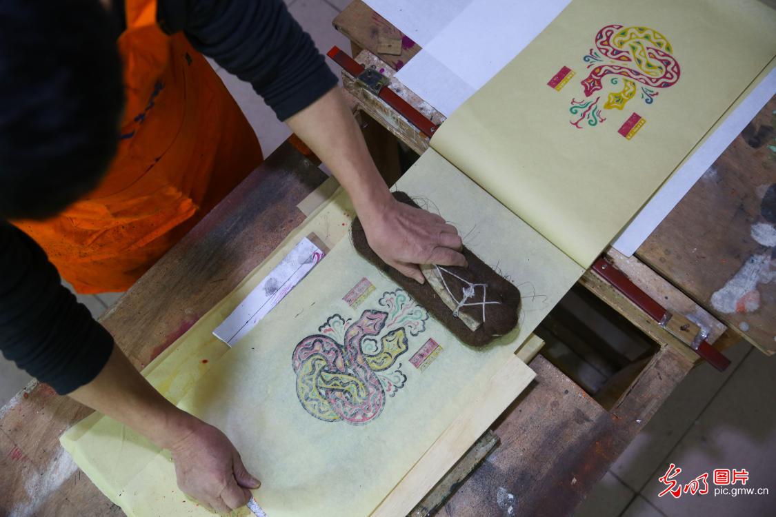 Longhui, central China’s Hunan province: busy printing of Tantou woodblock New Year paintings